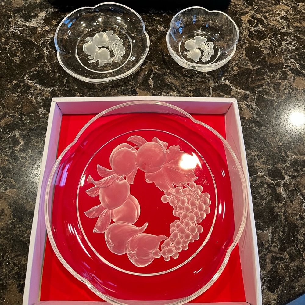 Gorgeous!!  Hoya crystal plate and matching bowls.  Pomona fruit pattern.